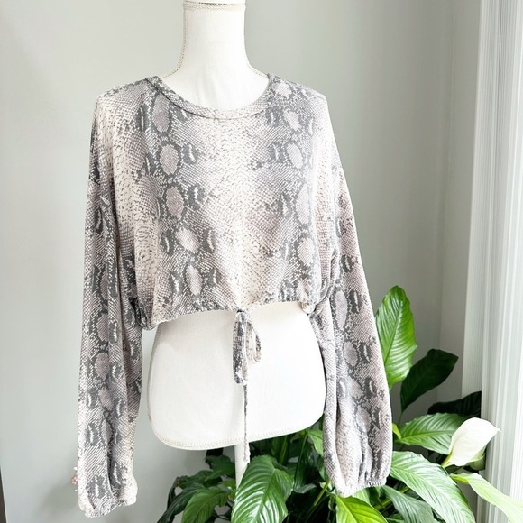 Audrey 3 + 1 Cropped Blouse with tie front Size Medium - Picture 1 of 9